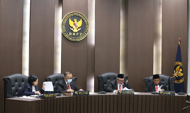title Gara-Gara Nikah Siri, Anggota KPU Surabaya Muhammad Khalid Asyadulloh Dipecat DKPP Gara-Gara Nikah Siri, Anggota KPU Surabaya Muhammad Khalid Asyadulloh Dipecat DKPP