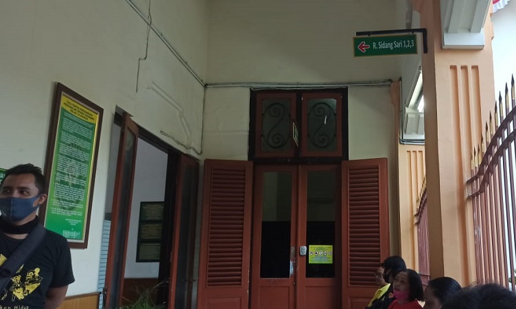 title Terdakwa Pencabulan Pendeta Hanny Layantara Hadir secara Virtual dari Tahanan Terdakwa Pencabulan Pendeta Hanny Layantara Hadir secara Virtual dari Tahanan