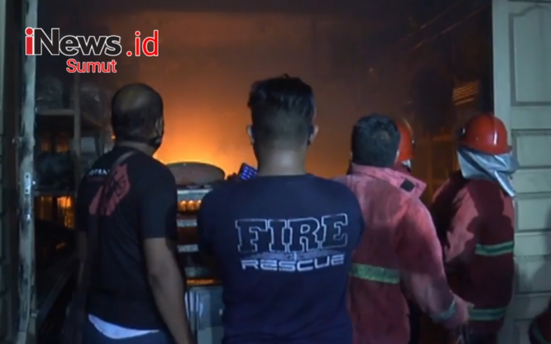Toko Material Bangunan di Asahan Terbakar, Warga Panik Dengar Suara Ledakan