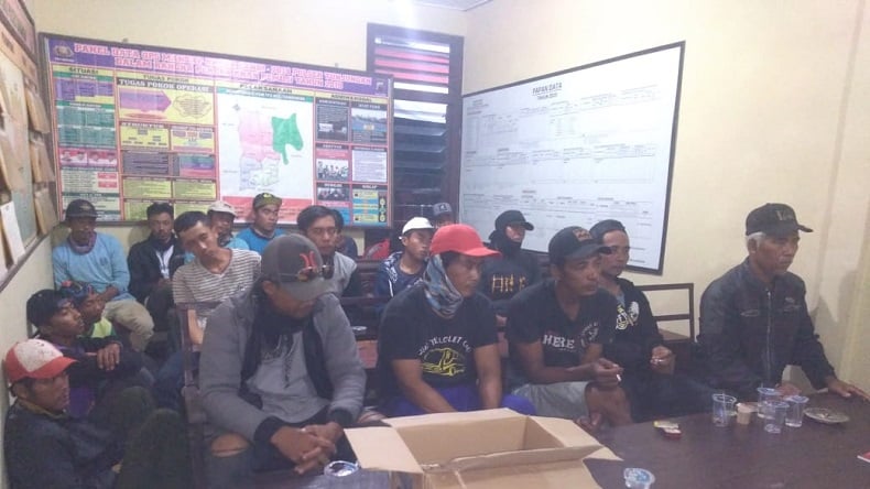 title 18 Orang Pemburu Benda Cagar Budaya di Blora Diamankan, 12 Metal Detector Disita 18 Orang Pemburu Benda Cagar Budaya di Blora Diamankan, 12 Metal Detector Disita