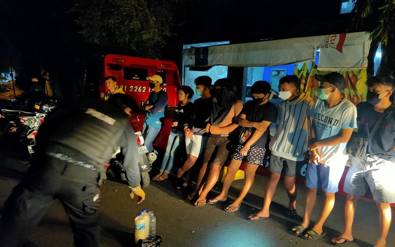 title Asyik Mabuk Tuak di Bak Truk, 6 Pemuda dan Seorang Wanita Dirazia Asyik Mabuk Tuak di Bak Truk, 6 Pemuda dan Seorang Wanita Dirazia