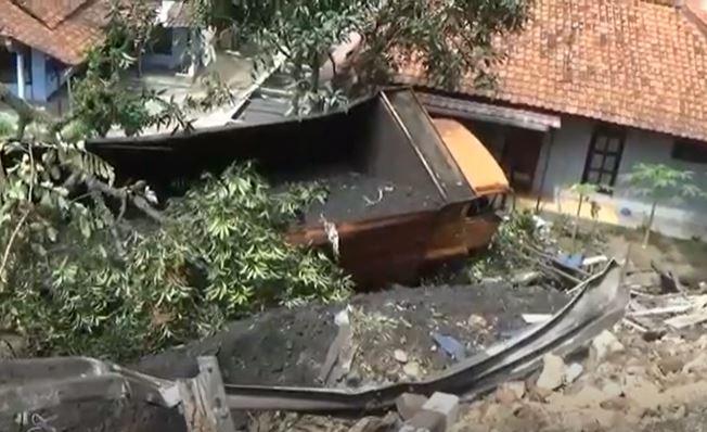 Truk Terjun ke Rumah Warga Sumedang, Sopir Diduga Mengantuk