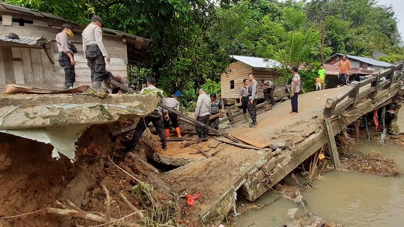 Banjir Bandang di Entikong, Jembatan Penghubung Antardesa Ambruk - Bagian 1