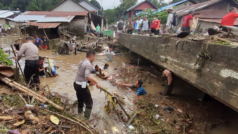 Banjir Bandang di Entikong, Jembatan Penghubung Antardesa Ambruk - Bagian 2