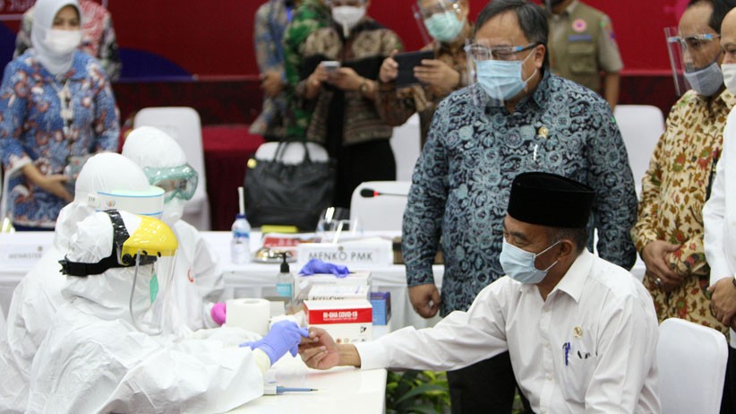Menko PMK Ikuti Rapid Test Covid-19 Buatan Dalam Negeri - Bagian 1