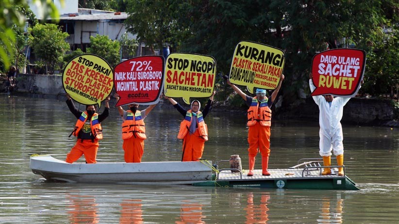 Ecoton Ajak Warga Jaga Sungai Surabaya dari Sampah Plastik - Bagian 1