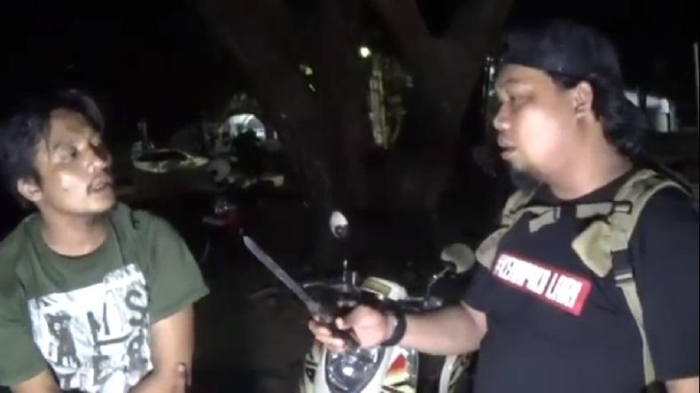 title Cemburu Buta, Pria di Makassar Mengamuk Ancam Warga Pakai Samurai Cemburu Buta, Pria di Makassar Mengamuk Ancam Warga Pakai Samurai