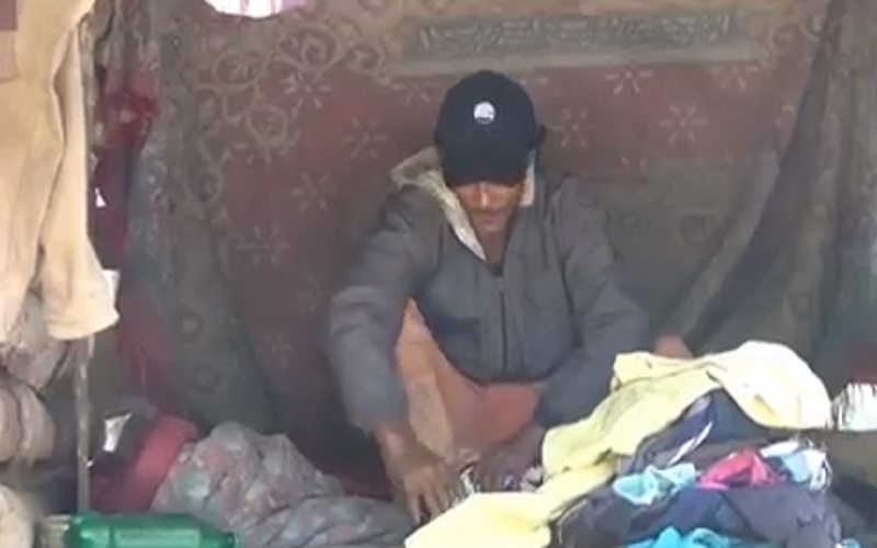 Miris, Pria Ini Tinggal di Kandang dengan 6 Ekor Kambing