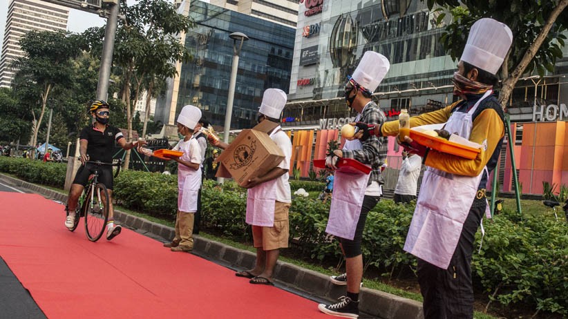 Komunitas Bike to Work Indonesia Bagikan Makan dan Minum Gratis untuk Pesepeda - Bagian 2