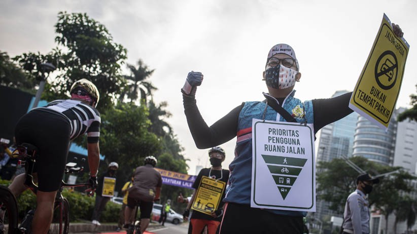 Komunitas Bike to Work Indonesia Bagikan Makan dan Minum Gratis untuk Pesepeda - Bagian 3