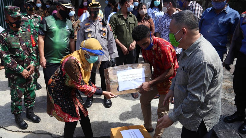 Iron Man Hibur Pasien Sembuh Covid-19 di Surabaya - Bagian 4