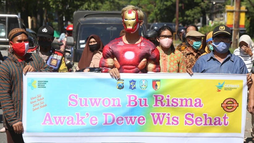 Iron Man Hibur Pasien Sembuh Covid-19 di Surabaya - Bagian 3