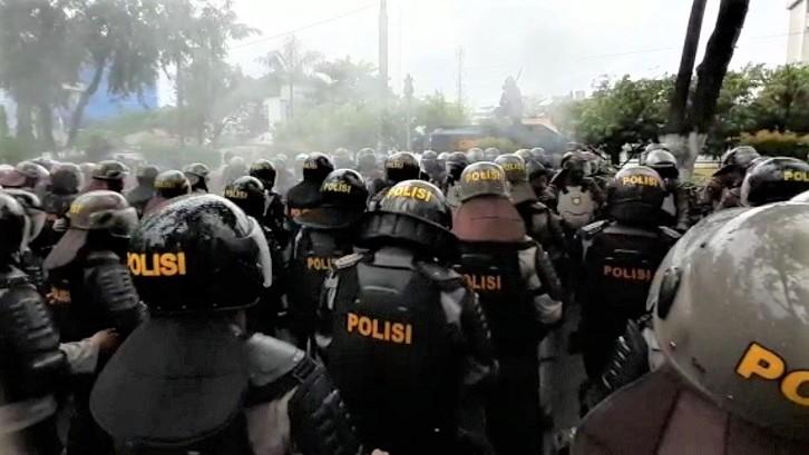 Usai Kawal Aksi Tolak RUU HIP, Ratusan Polisi Disemprot Disinfektan