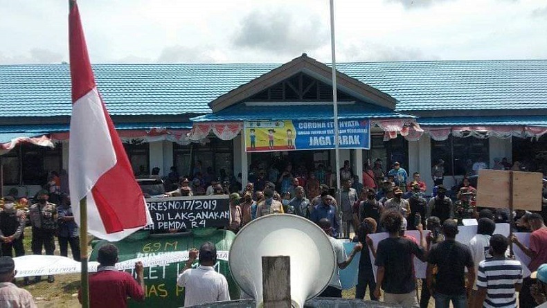 Warga Raja Ampat Berunjuk Rasa ke Gedung DPRD Tuntut Transparansi Bupati