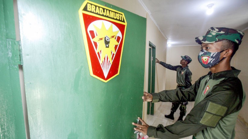 Prajurit Yon Armed 10 Bradjamusti Kostrad Bedah Rumah Tak Layak Huni di Sukaraja - Bagian 1