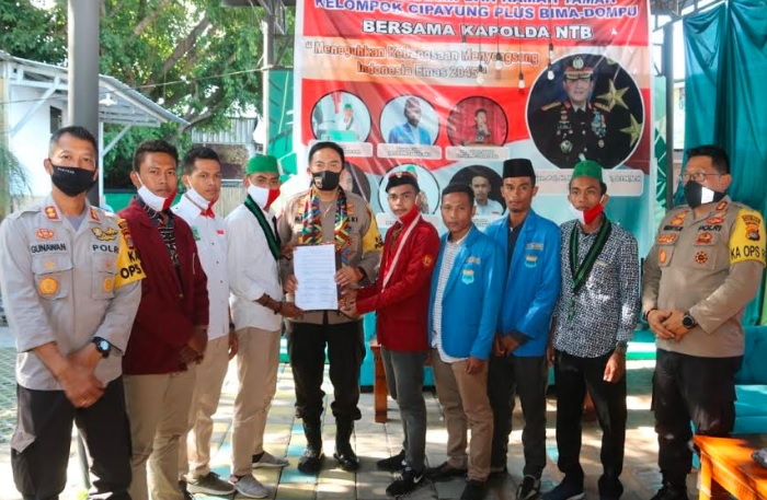 title Kapolda NTB Ajak Pemuda Edukasi Warga Tetap Produktif di Tengah Pandemi Covid-19 Kapolda NTB Ajak Pemuda Edukasi Warga Tetap Produktif di Tengah Pandemi Covid-19