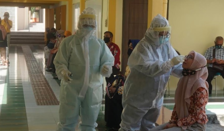 Ratusan ASN di Lingkungan Pemprov Jatim Jalani Tes Swab Massal di BPSDM