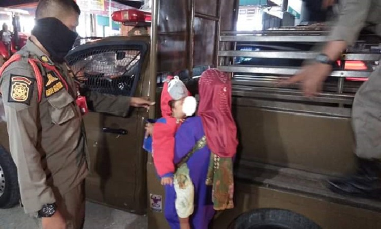 Bawa Anak Ngemis di Lampu Merah, Perempuan Paruh Baya Ditertibkan Satpol PP Padang