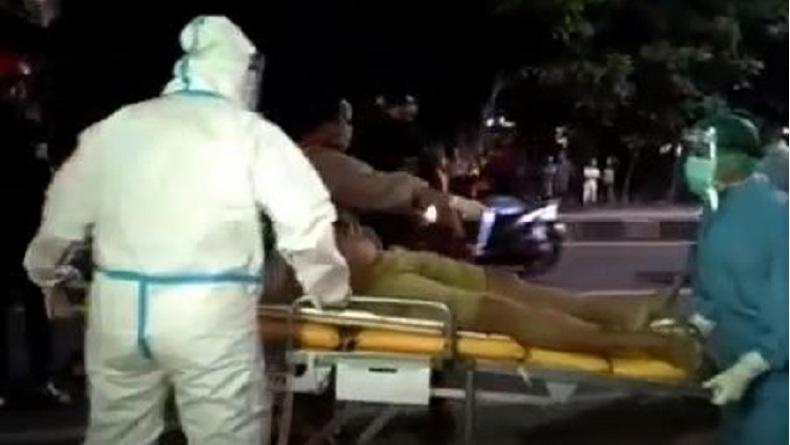 title Sopir Truk di Sidoarjo Tewas Mendadak, Petugas Evakuasi Pakai APD Lengkap Sopir Truk di Sidoarjo Tewas Mendadak, Petugas Evakuasi Pakai APD Lengkap