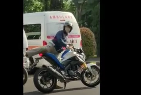title Video Viral Pemotor Adang Ambulans di Depok Gegara Tak Terima Tersenggol Video Viral Pemotor Adang Ambulans di Depok Gegara Tak Terima Tersenggol