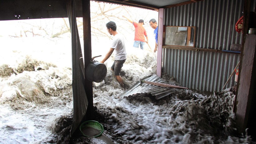 Puluhan Rumah Rusak Dihantam Gelombang Pasang di Aceh Barat - Bagian 1