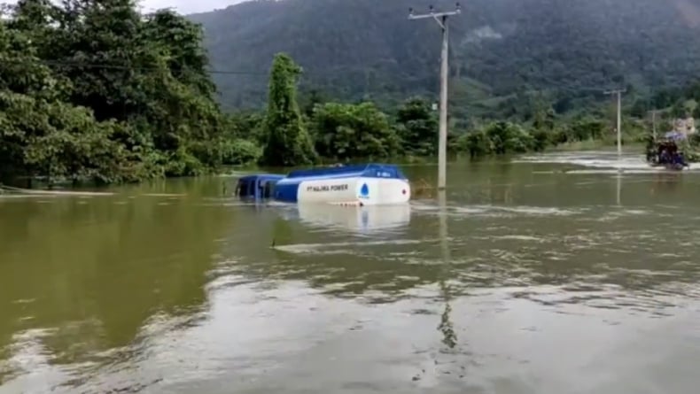 Nekat Terabas Air, Truk Bantuan Solar di Konawe Utara Kandas di Tengah Banjir