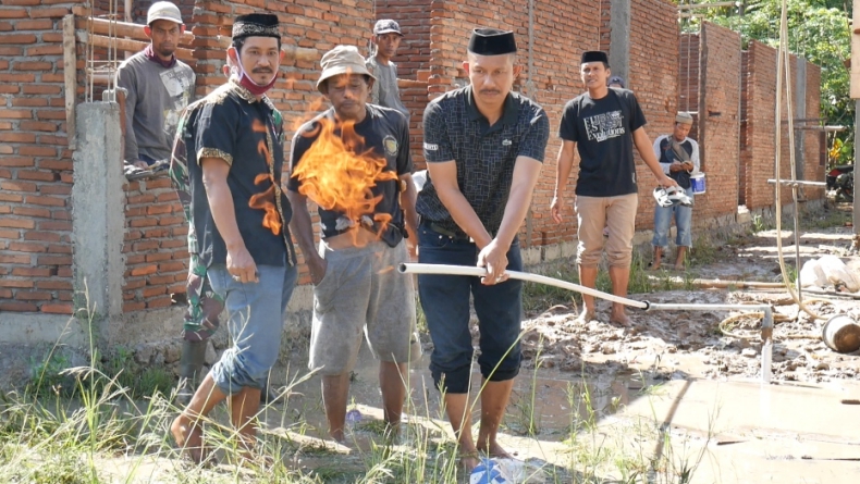 Gali Sumur, Warga Pinrang Temukan Sumber Gas Alami