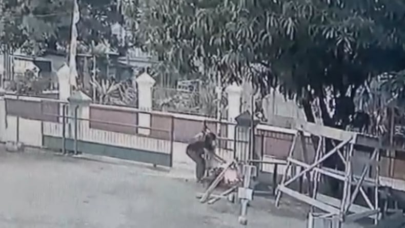 title Heroik! Marbut Uzur di Palembang Duel dengan Pencuri Kotak Amal Heroik! Marbut Uzur di Palembang Duel dengan Pencuri Kotak Amal