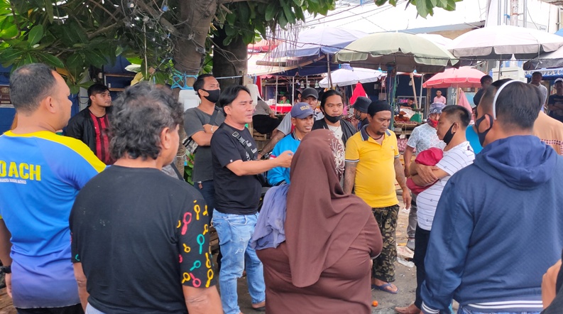 Petugas PD Pasar Manado Tertibkan Pedagang Berjualan di Badan Jalan 