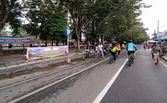 title Siring Tendean Ditutup, Pedagang: Kami Mati Bukan karena Corona, tapi Kelaparan Siring Tendean Ditutup, Pedagang: Kami Mati Bukan karena Corona, tapi Kelaparan