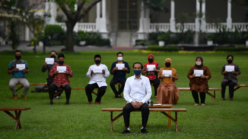 Presiden Jokowi Berikan Bantuan Rp2,4 Juta untuk Pengusaha Mikro dan Kecil - Bagian 1