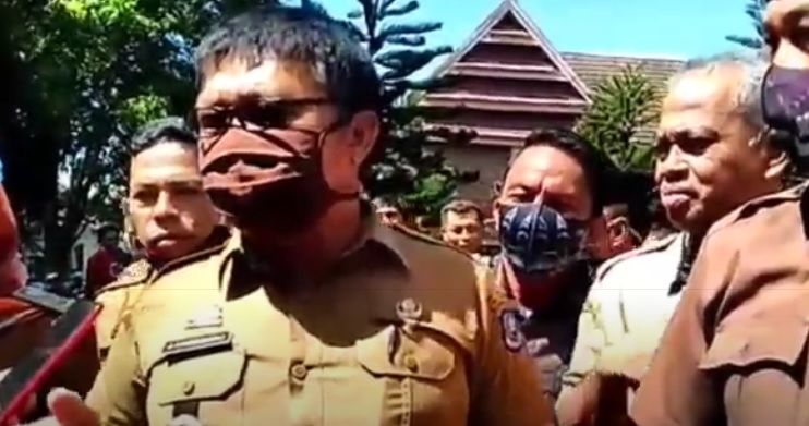 title Ratusan Kades di Bulukumba Demo DPRD Tolak Pansus Pengawasan BLT Covid-19 Ratusan Kades di Bulukumba Demo DPRD Tolak Pansus Pengawasan BLT Covid-19
