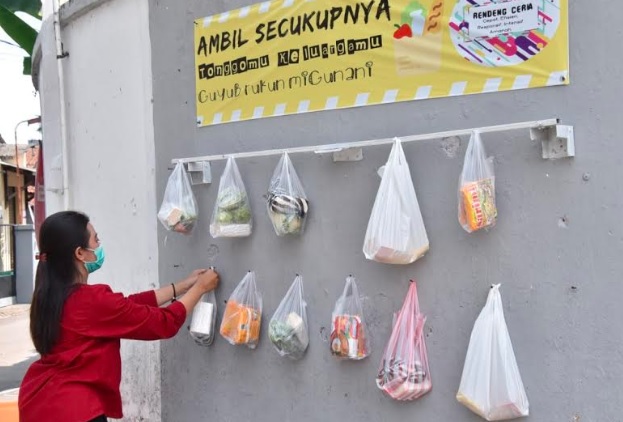 Terekam CCTV, Begini Aksi Curang Warga Curi Cantolan Sedekah Sembako di Kudus