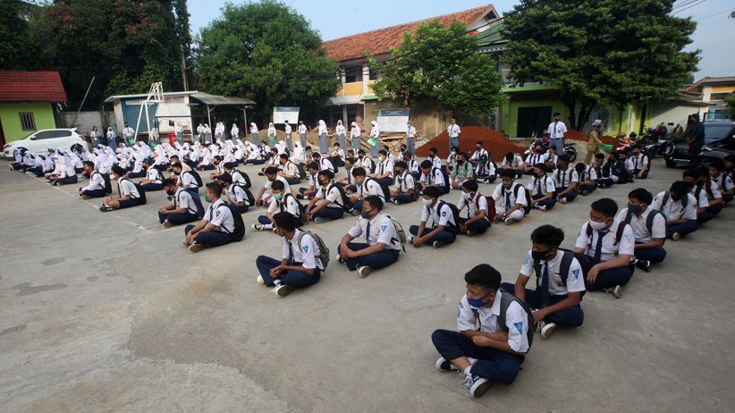 Begini Suasana Hari Pertama Masuk Sekolah di Bekasi - Bagian 1