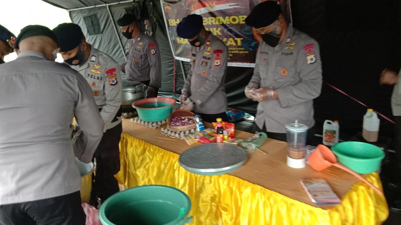 Brimob Polda Maluku Bagikan Makanan Siap Santap untuk Warga Kurang Mampu