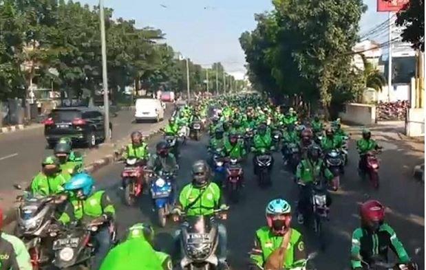 Ribuan Ojol di Bandung Demo ke Balai Kota Tuntut Izin Angkut Penumpang