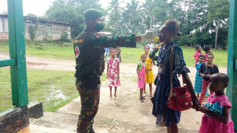 Cegah Covid-19, Satgas Yonif 125 Semprot Disinfektan dan Bagikan Masker di Gereja