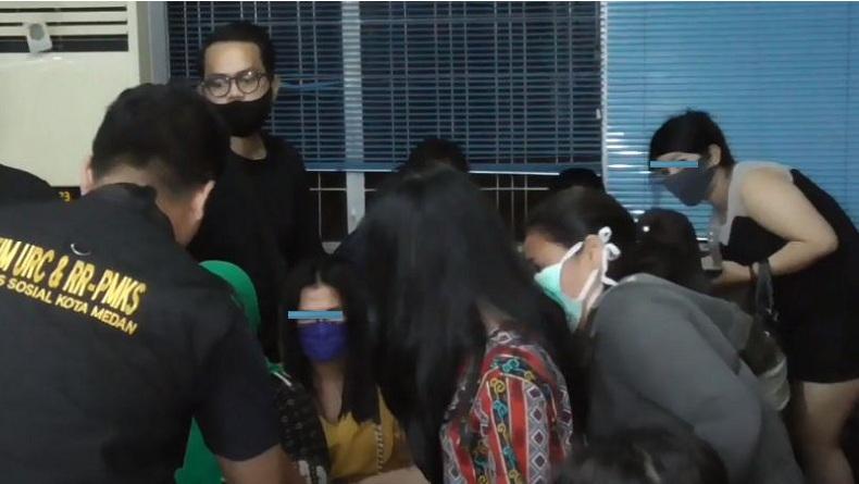 title Razia PSK di Medan, Petugas Kejar-kejaran dengan Belasan Perempuan Berbaju Ketat Razia PSK di Medan, Petugas Kejar-kejaran dengan Belasan Perempuan Berbaju Ketat
