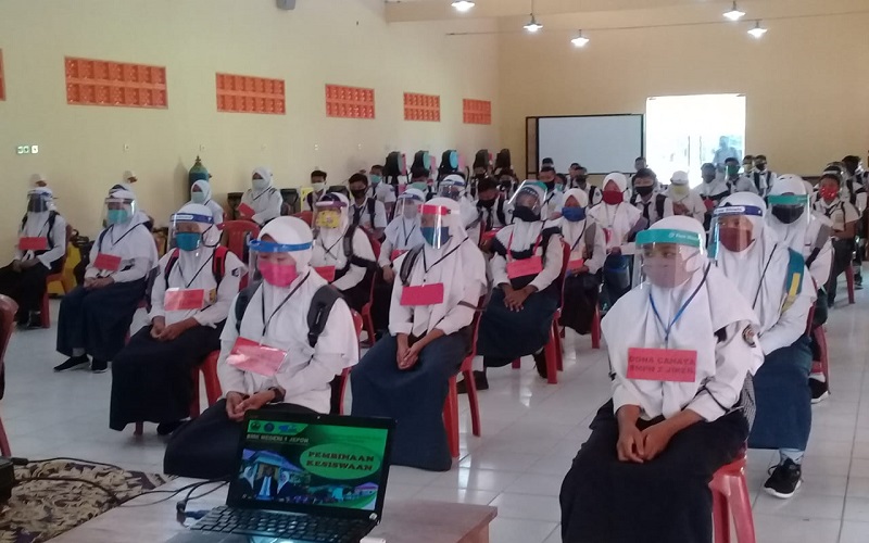 Para Siswa Baru Ini Masuk Kelas Hanya 3 Jam untuk Pengenalan Sekolah