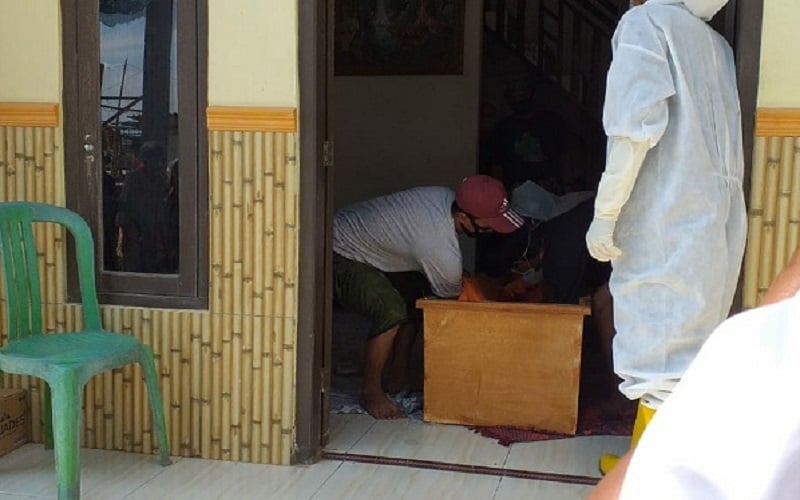 title Geger Jasad Pasien Covid-19 Diminta Paksa, Peti Jenazah Dibuang ke Laut Geger Jasad Pasien Covid-19 Diminta Paksa, Peti Jenazah Dibuang ke Laut