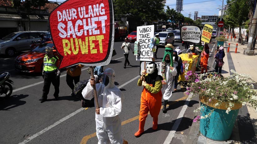 Aktivis Lingkungan Gelar Aksi Tolak Sampah Plastik yang Mencemari Kali Surabaya - Bagian 2