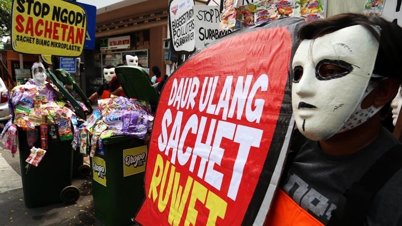 Aktivis Lingkungan Gelar Aksi Tolak Sampah Plastik yang Mencemari Kali Surabaya - Bagian 4