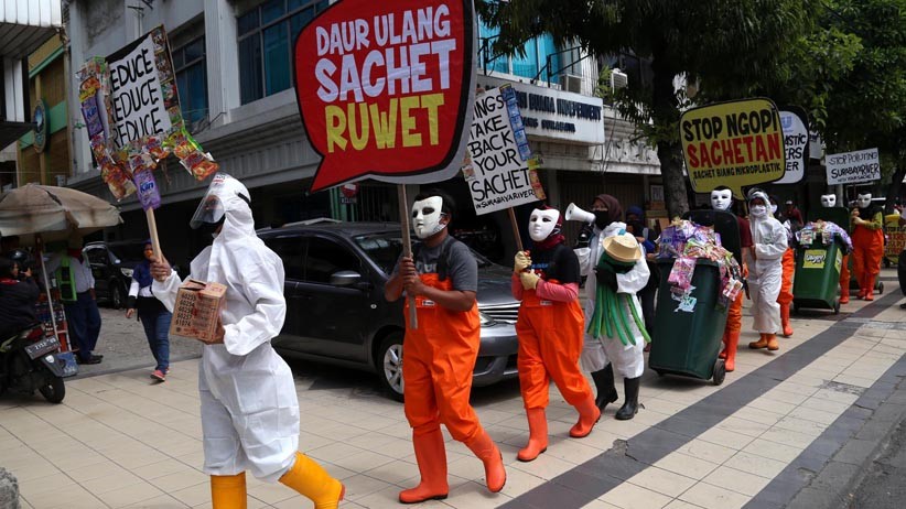 Aktivis Lingkungan Gelar Aksi Tolak Sampah Plastik yang Mencemari Kali Surabaya - Bagian 3