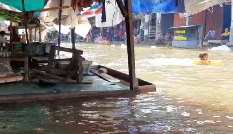 title Banjir Melawi Rendam 14.790 Rumah Warga, Pemprov Kalbar Salurkan Bantuan untuk Korban Banjir Melawi Rendam 14.790 Rumah Warga, Pemprov Kalbar Salurkan Bantuan untuk Korban
