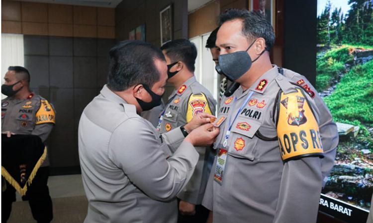 Bangun Zona Integritas Terbaik, Kapolres Payakumbuh AKBP Dony Setiawan Terima Pin Emas