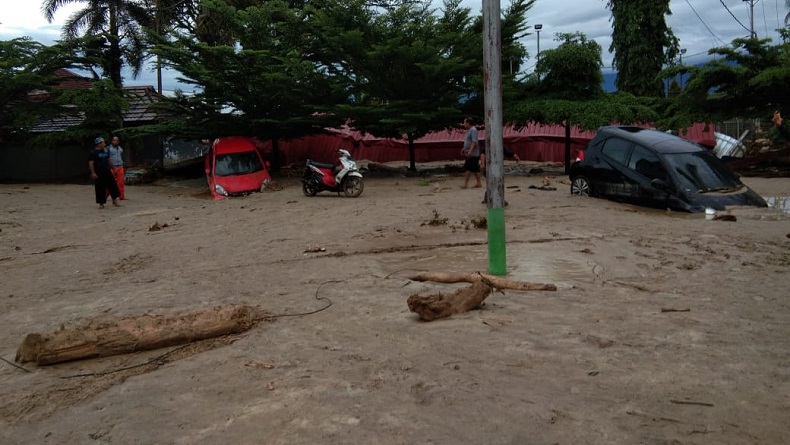 title Korban Tewas Banjir Bandang di Masamba Luwu Utara Bertambah Jadi 21 Orang Korban Tewas Banjir Bandang di Masamba Luwu Utara Bertambah Jadi 21 Orang