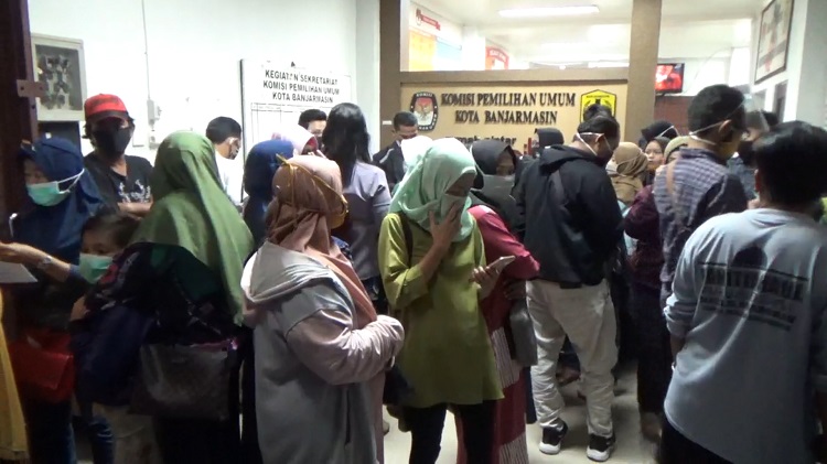 title Rapid Test Molor dari Jadwal, PPDP Menumpuk di KPU Banjarmasin Rapid Test Molor dari Jadwal, PPDP Menumpuk di KPU Banjarmasin