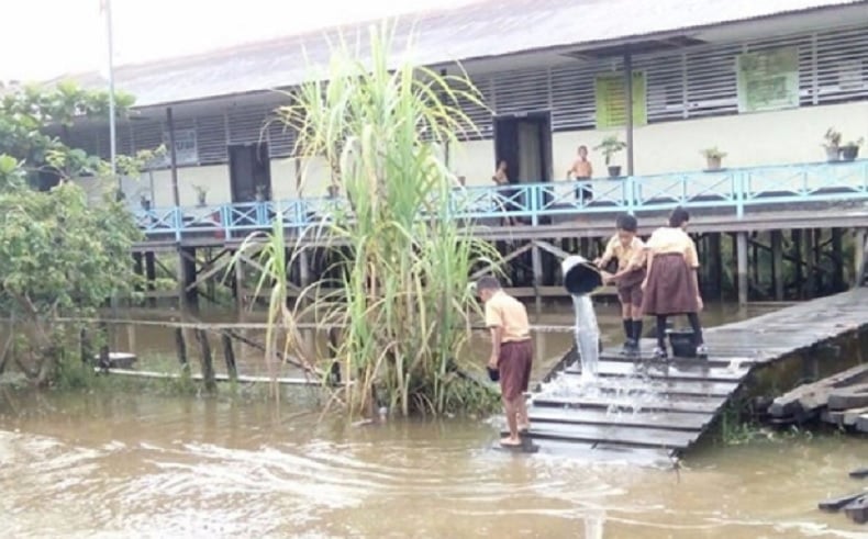 Pemkab Sanggau Akan Perbaiki Sekolah Rusak dan Jembatan Putus akibat Banjir di Entikong