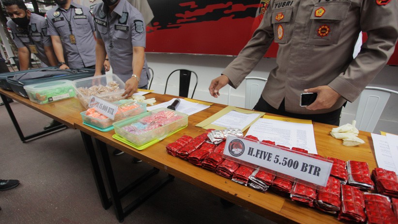 Polda Metro Jaya Tangkap Pengedar 15.000 Pil Ekstasi - Bagian 1