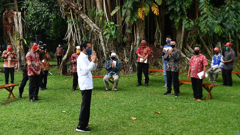 Presiden Jokowi Serahkan Bantuan Modal Kerja kepada Pedagang di Istana Bogor - Bagian 1